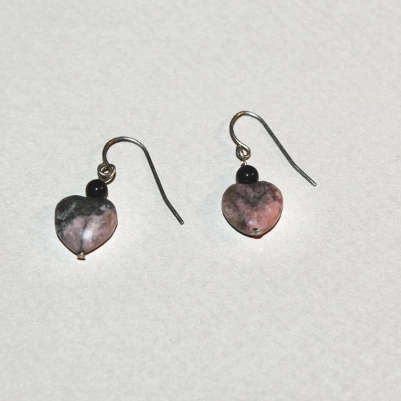 New Small Heart-Shaped Pink Agate with Black Bead Earrings, SS - Picture 3 of 3